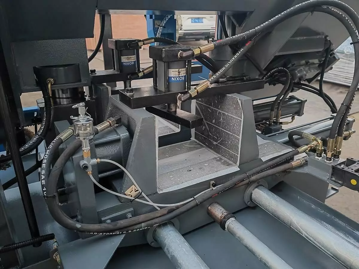 фото MetalTec BS 350 CA автоматический колонный ленточнопильный станок 